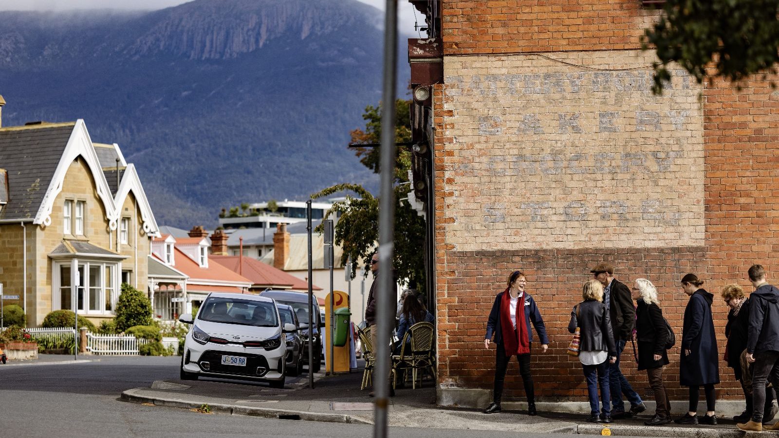 Rondreis Australië, Hobart, Excursie Stadswandeling Hobart, tourguide op straathoek, Tourism Australia Asset Hub