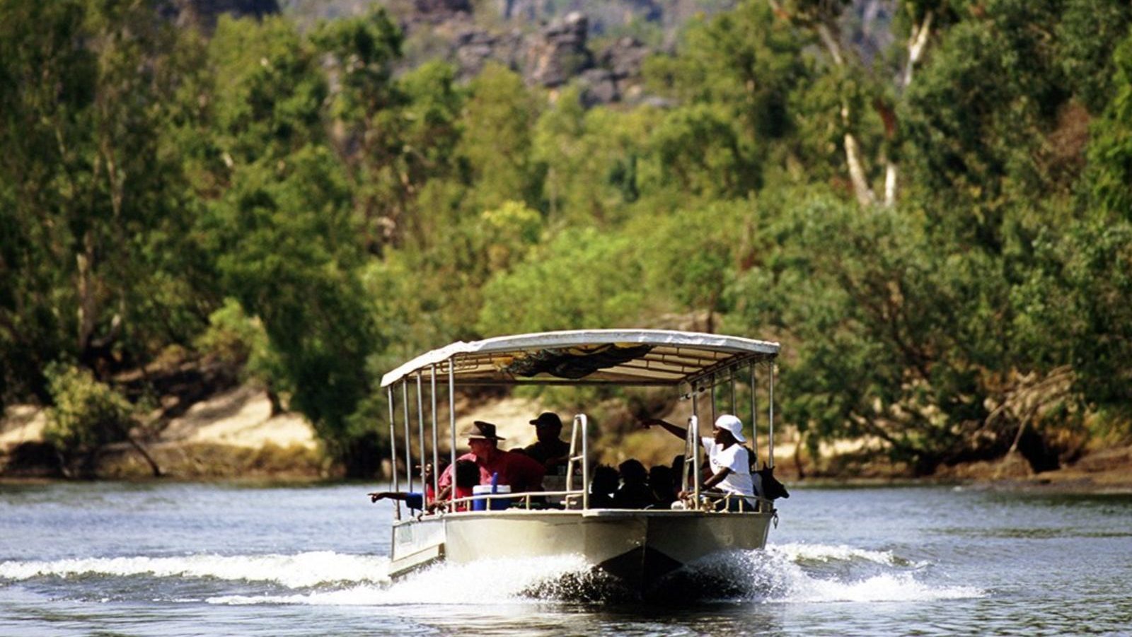 Rondreis Australië, Kakadu, Excursie Aboriginal Cruise Kakadu, Bootje op rivier