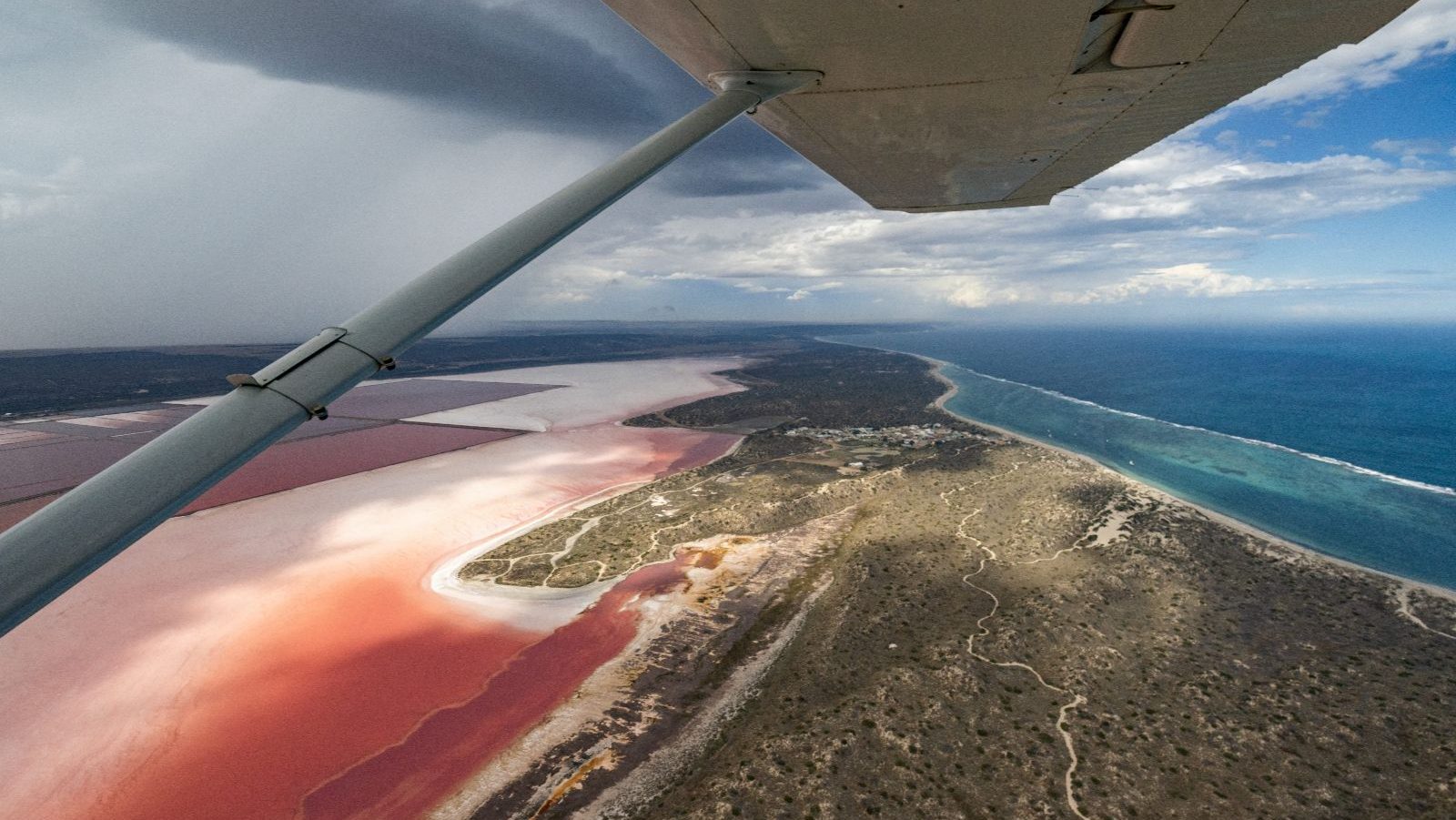 Rondreis Australië, Kalbarri, Excursie Vlucht over Pink Lake, uitzicht vanuit vliegtuig, Tourism Australia Asset Hub
