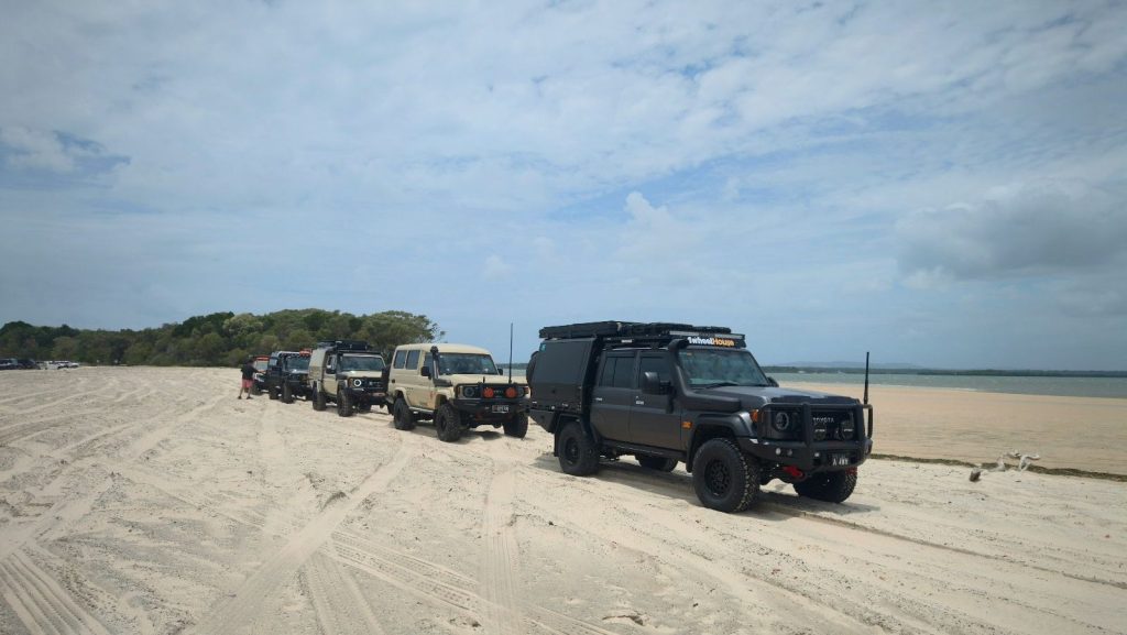 Rondreis Australië, K'gari Island, Excursie K'gari 4WD Avontuur, auto's op K'gari