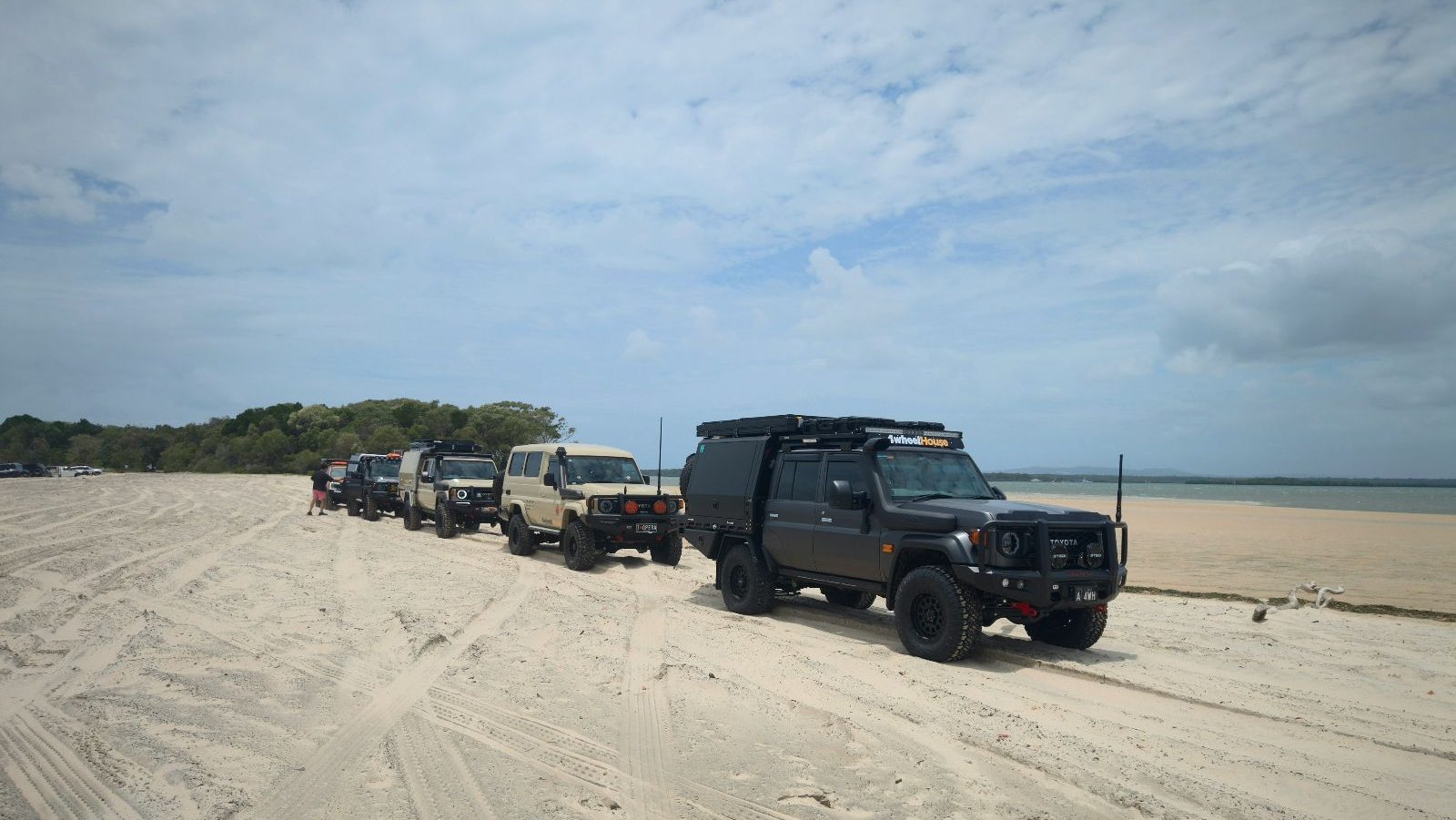 Rondreis Australië, K'gari Island, Excursie K'gari 4WD Avontuur, auto's op K'gari
