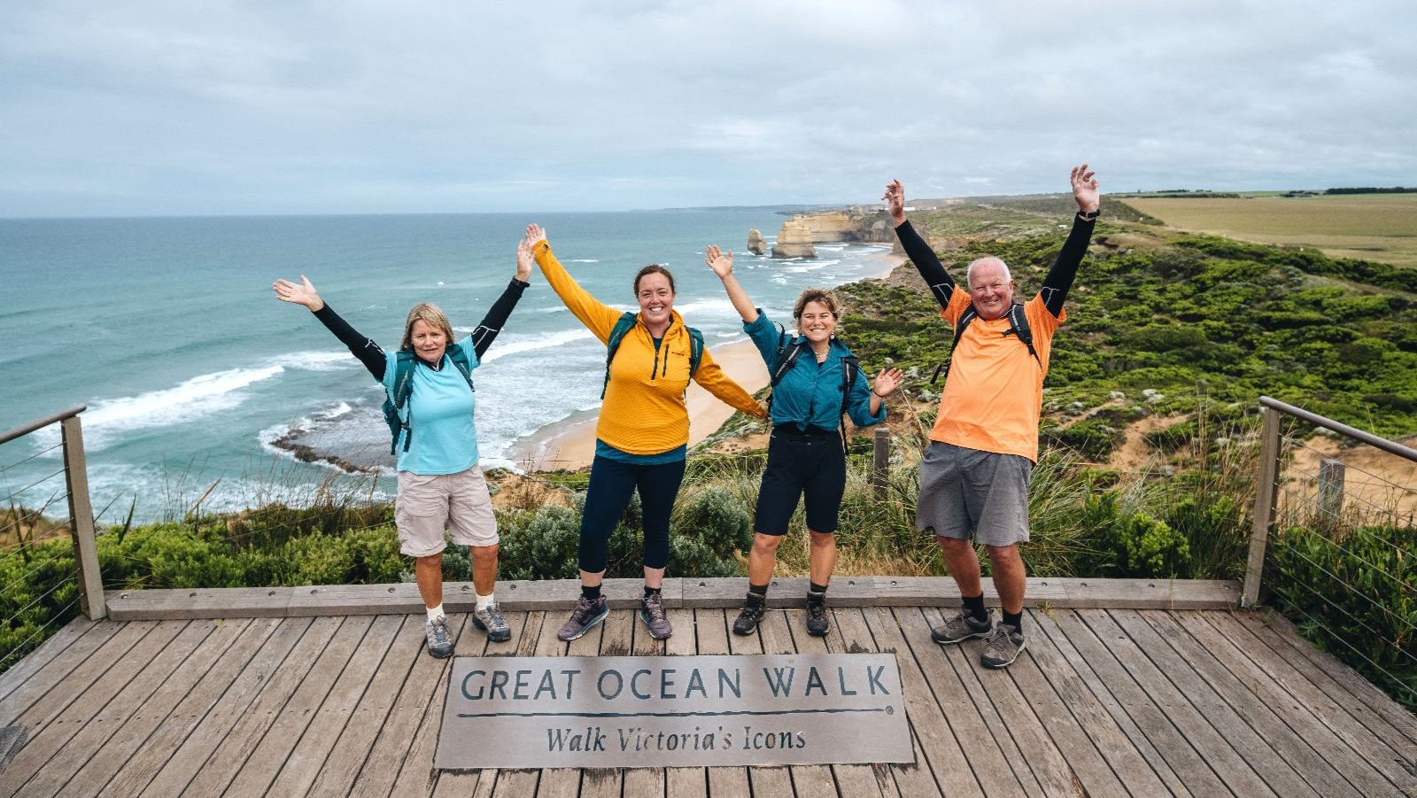Rondreis Australië, Melbourne, Excursie Dagtour Great Ocean Road, vier reizigers bij uitkijkpunt, Tourism Australia Asset Hub