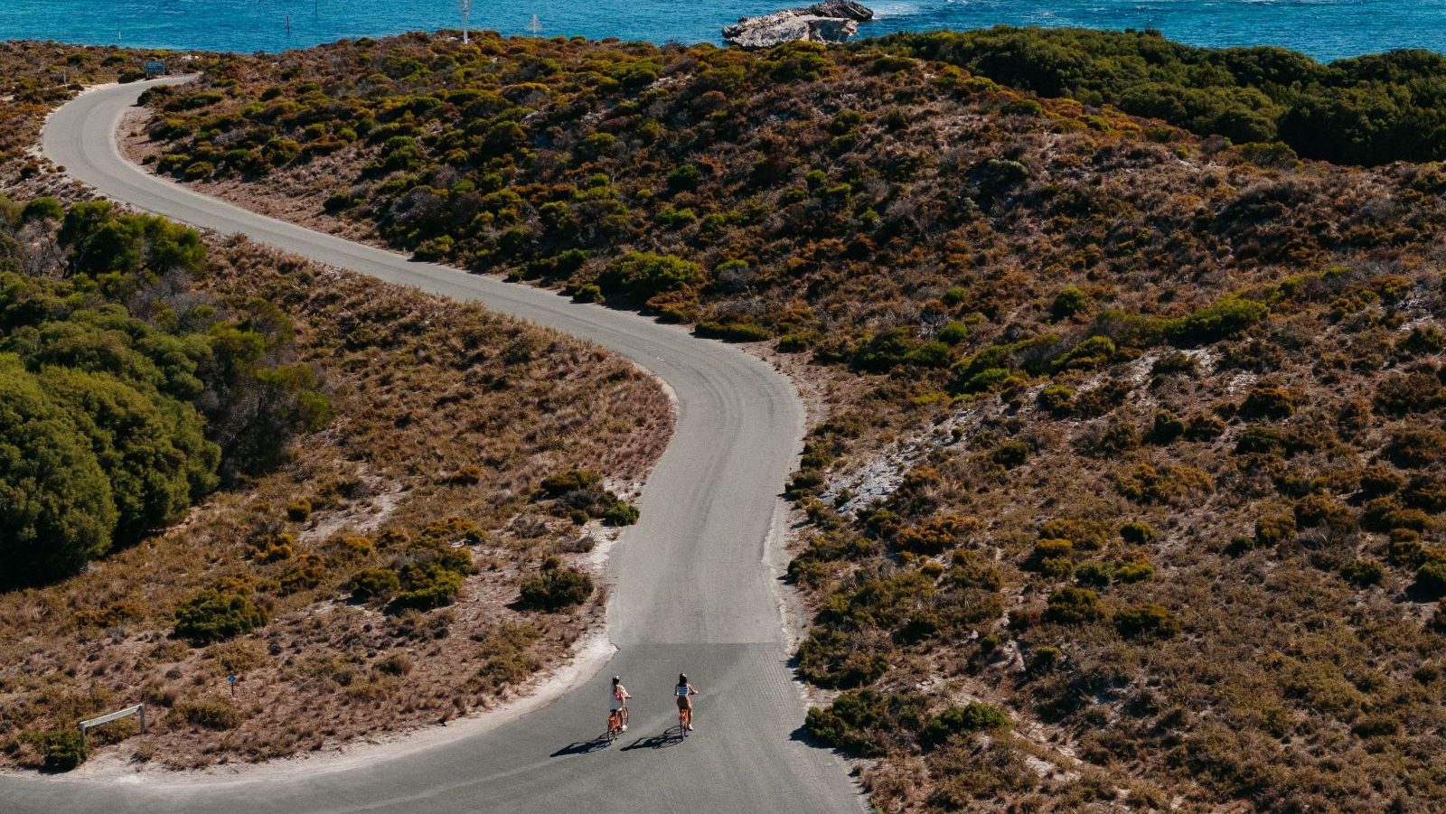 Rondreis Australië, Perth, Excursie Dagtour Rottnest Island, twee fietsers op weg, Tourism Australia Asset Hub