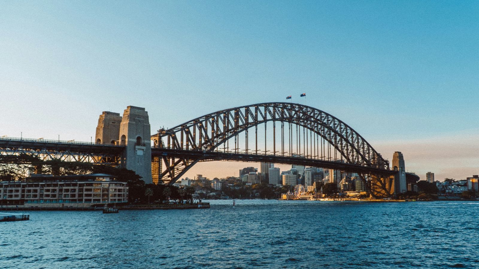 Rondreis Australië, Sydney, Excursie Sydney Harbour hop-on en hop-off pas, Brug vanaf water