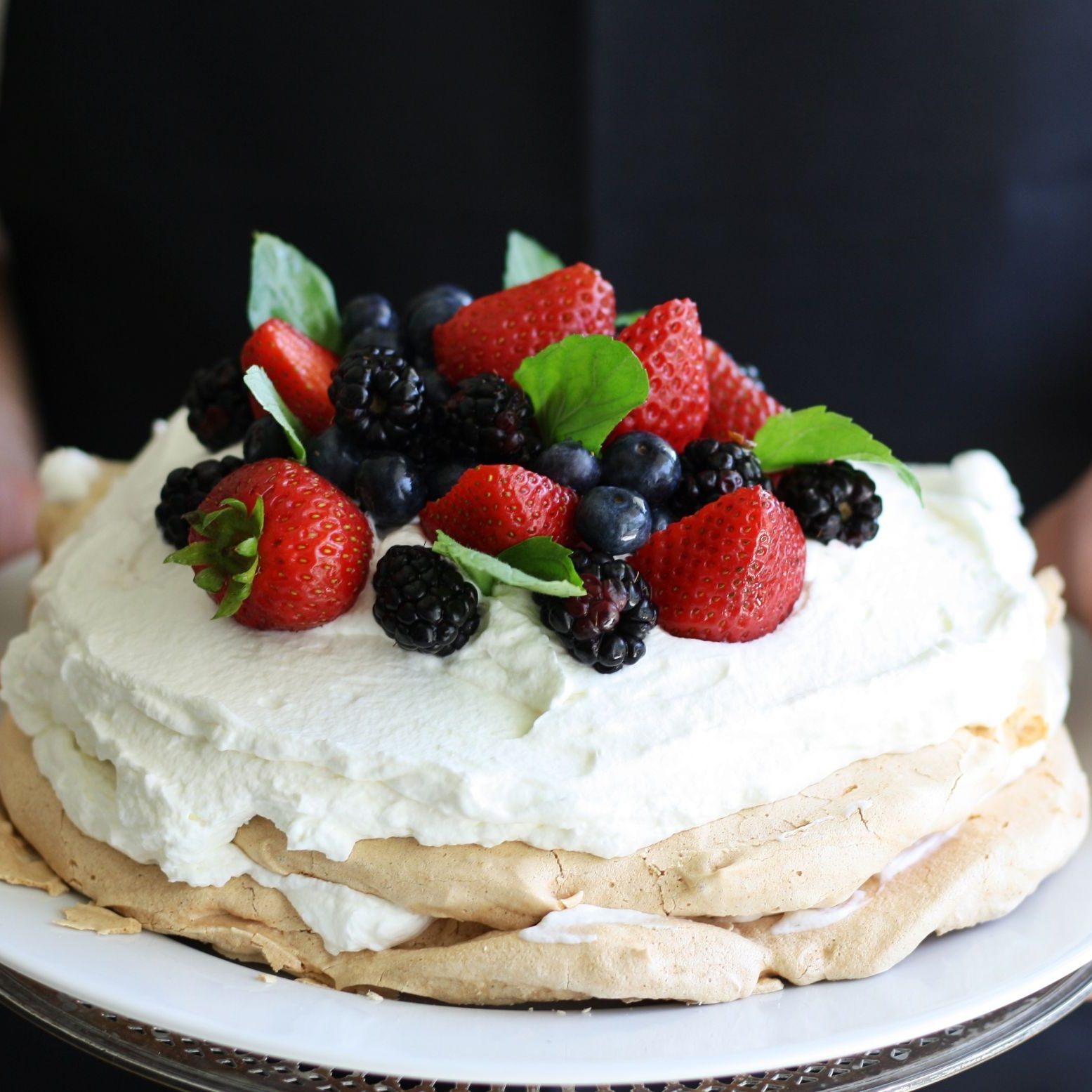 Rondreis-Australie-eten-pavlova-met-verse-vruchten
