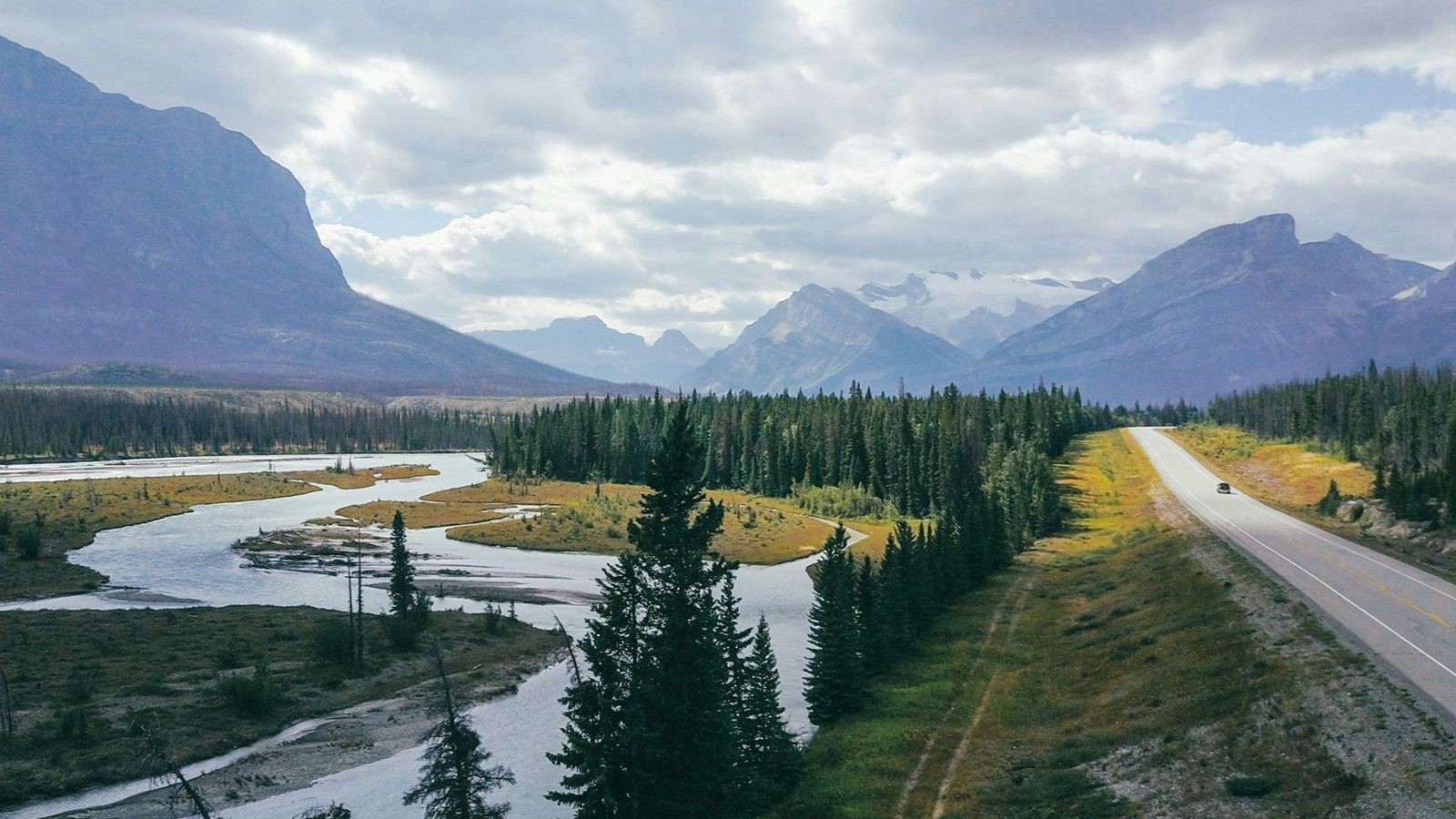 Rondreis Canada, Alberta, Clearwater weg met bergen