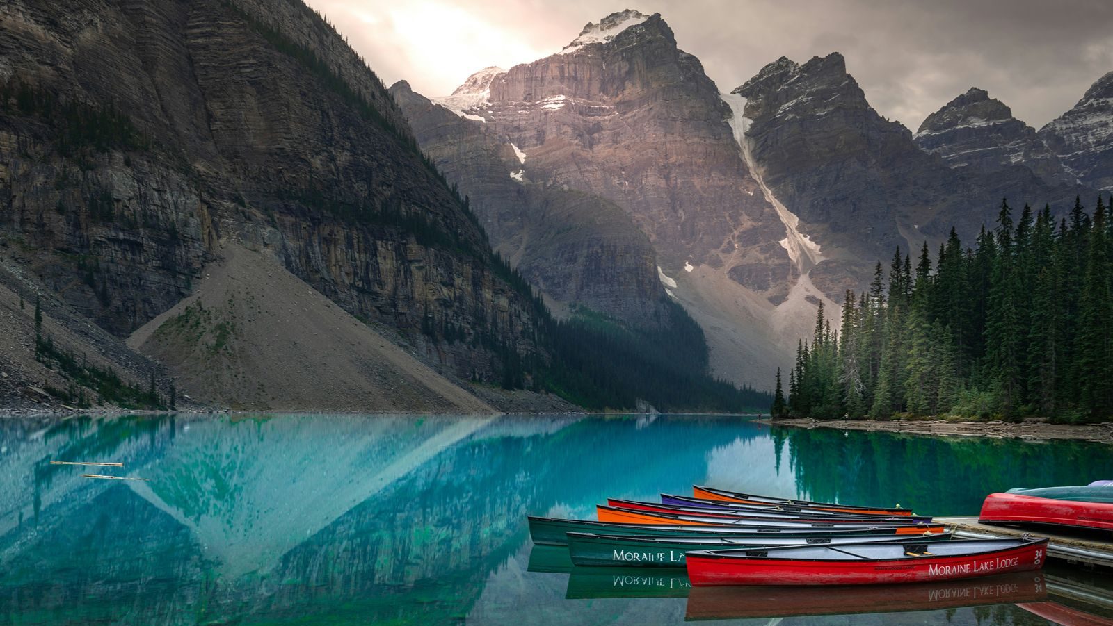Rondreis Canada, Banff National Park, Moraine Lake, bootjes met bergen op de achtergrond