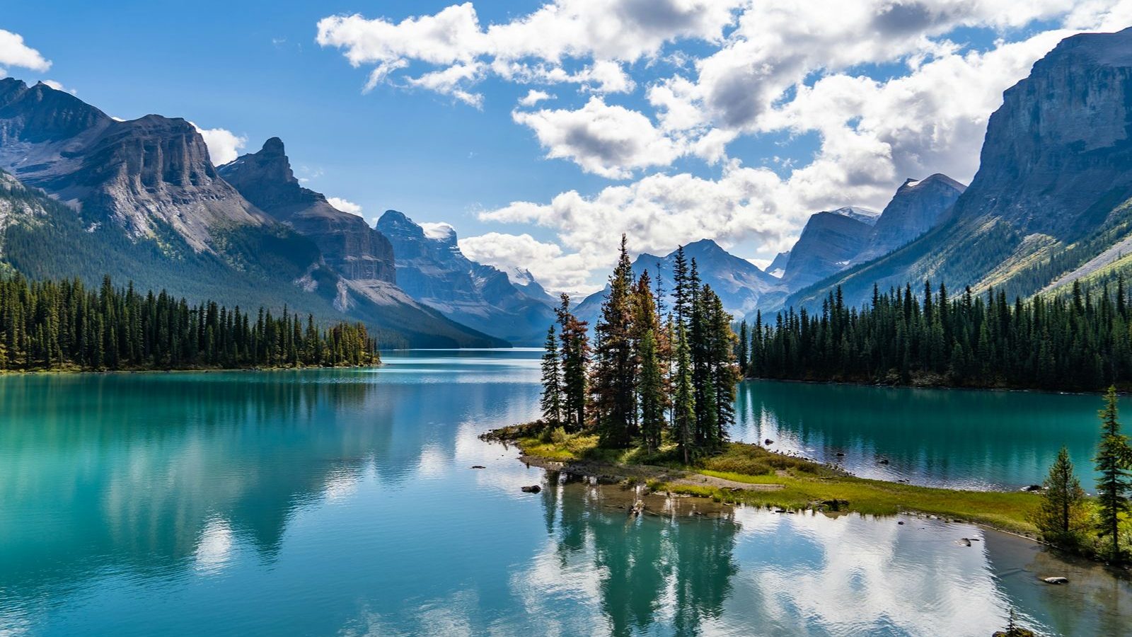 Rondreis Canada, Jasper National Park, Spirit Island, uitzicht over bergen