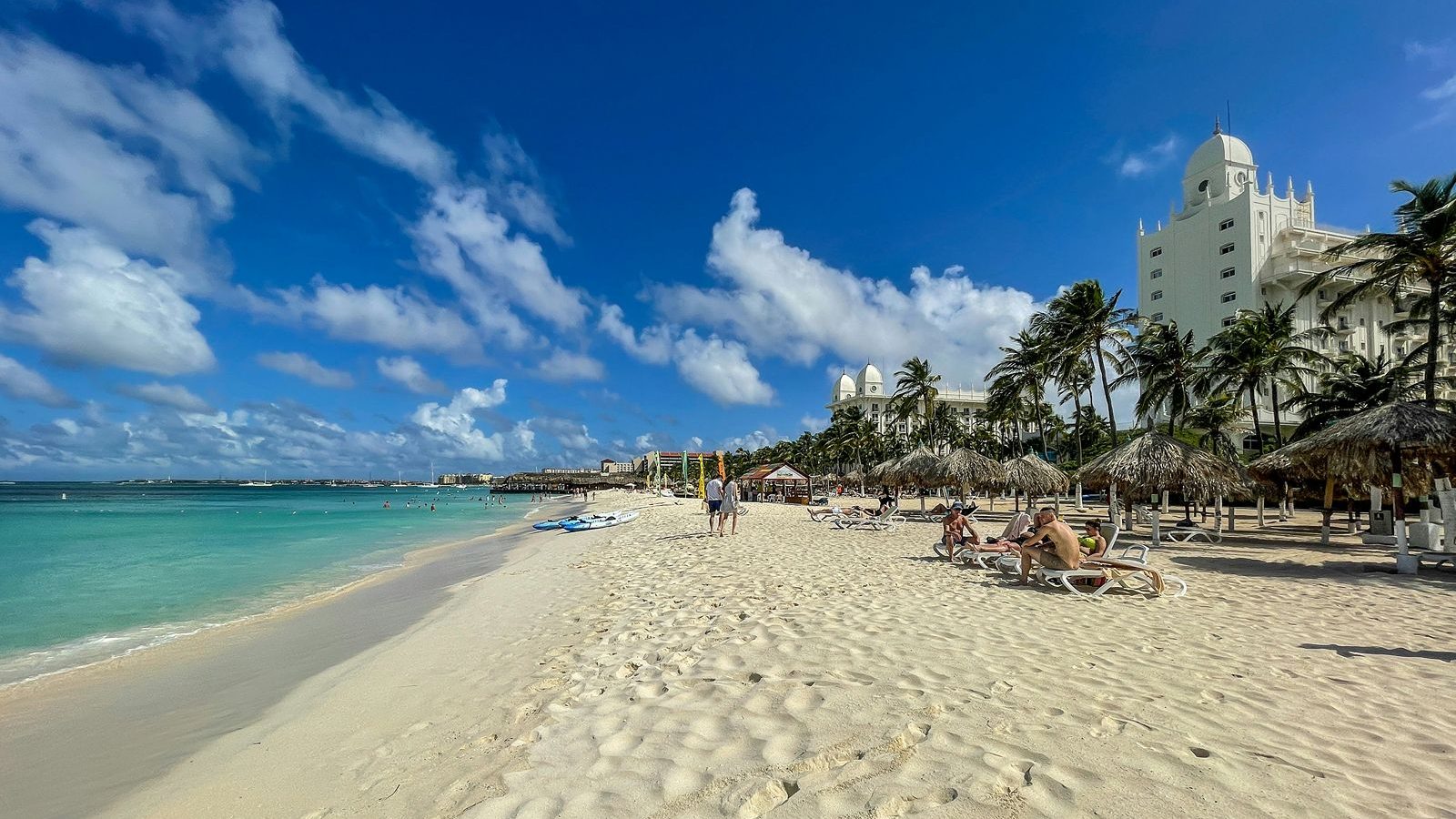 Rondreis Caribische Eilanden, Aruba, strand met gebouwen