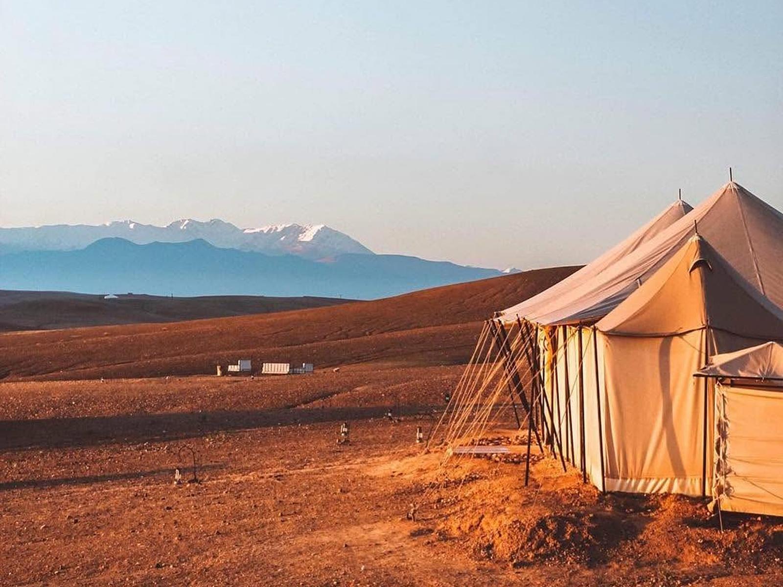 Rondreis Marokko, Agafay woestijn, glamping, Scarabeo Camp Stone Desert, tent met uitzicht