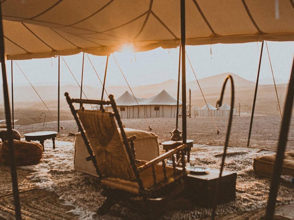Rondreis Marokko, Agafay woestijn, glamping, Scarabeo Camp Stone Desert, zitplaats
