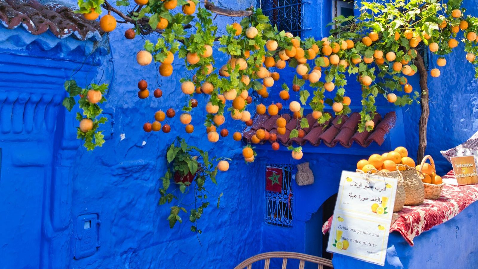 Rondreis Marokko, Chefchaouen, blauwe hoek van een huis