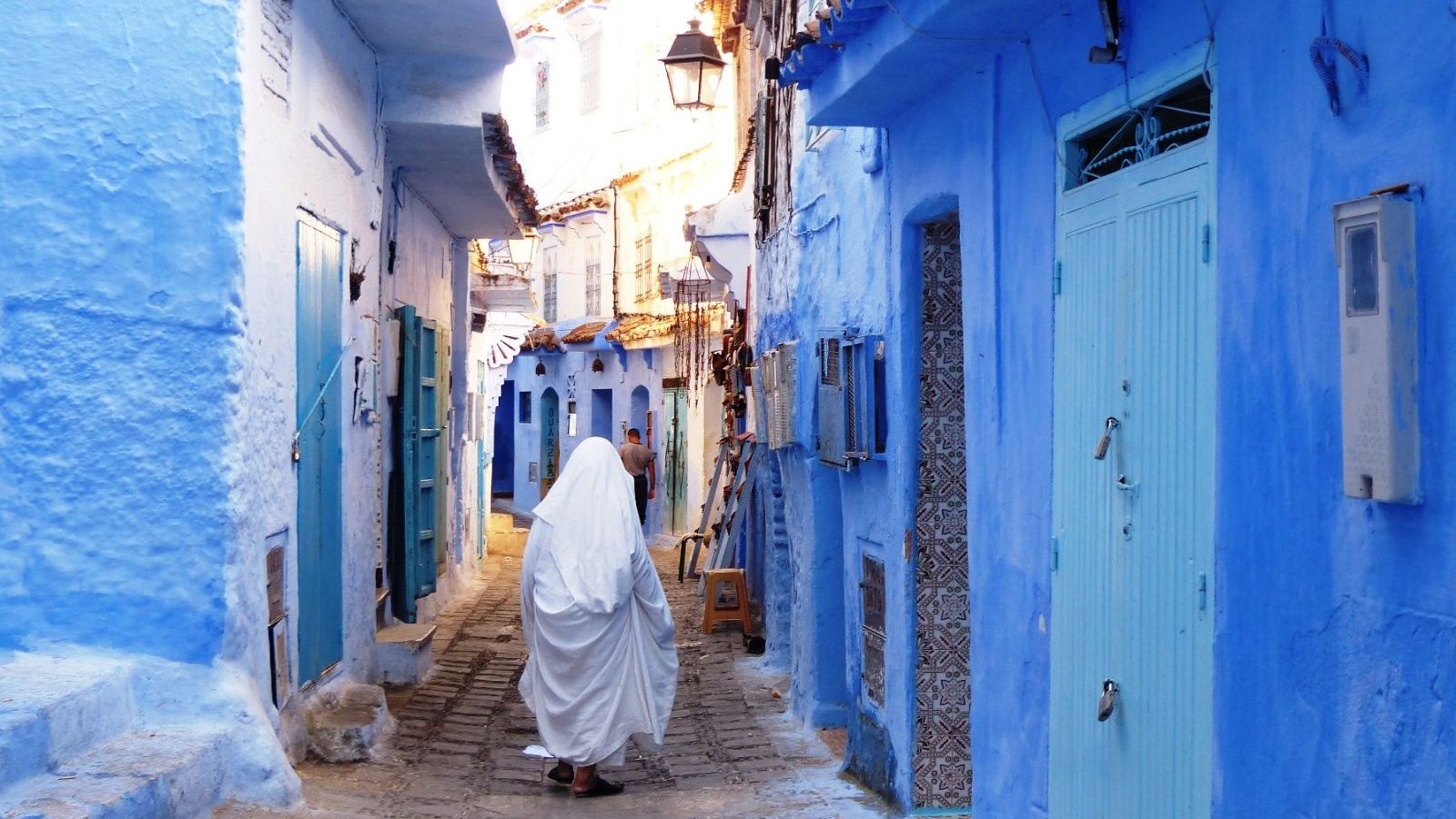 Rondreis Marokko, Chefchaouen, iemand in de straat