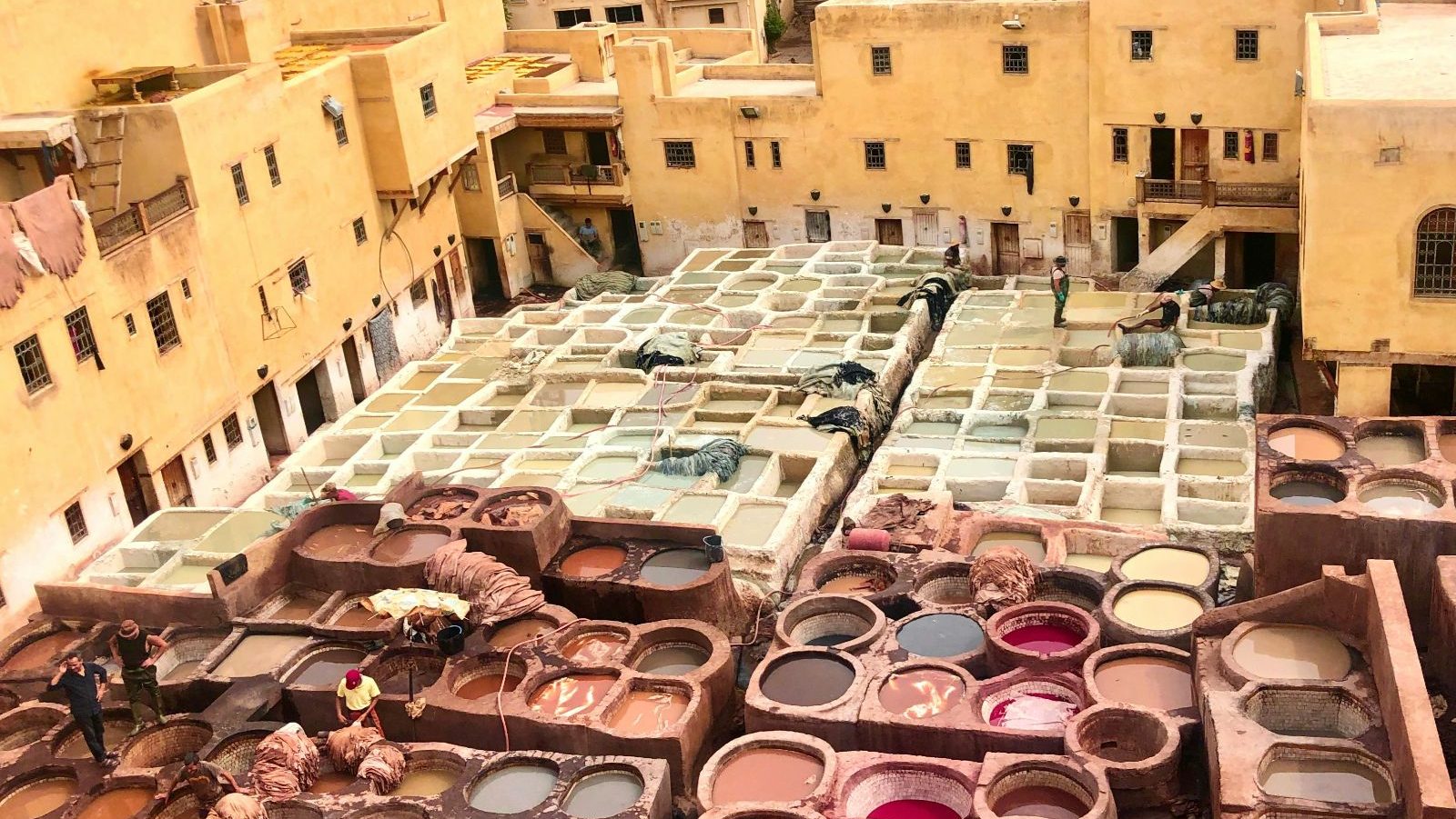 Rondreis Marokko, Fez, bakken met water in de stad