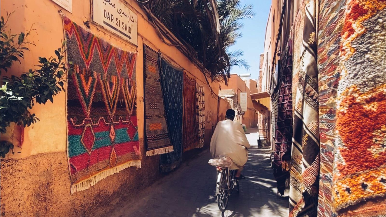 Rondreis Marokko, Marrakech, Excursie Fietsetour Marrakech, fietser in steegje