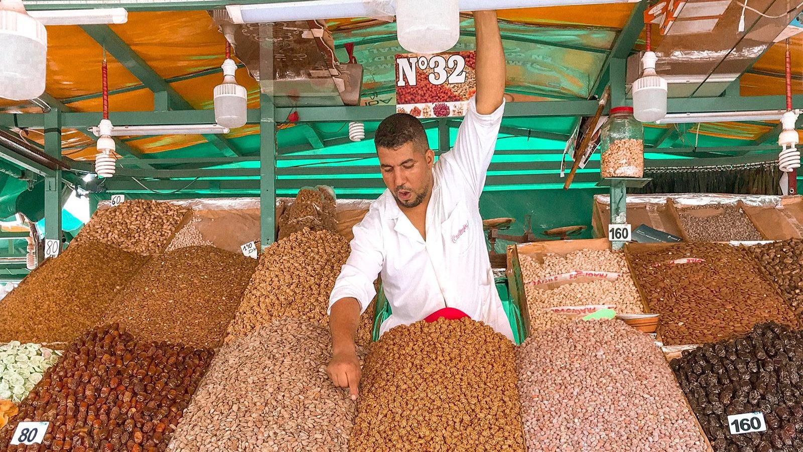 Rondreis Marokko, Marrakech foodtour, man op markt