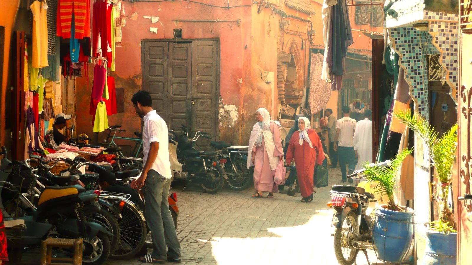 Rondreis Marokko, Marrakech, straat met scooters