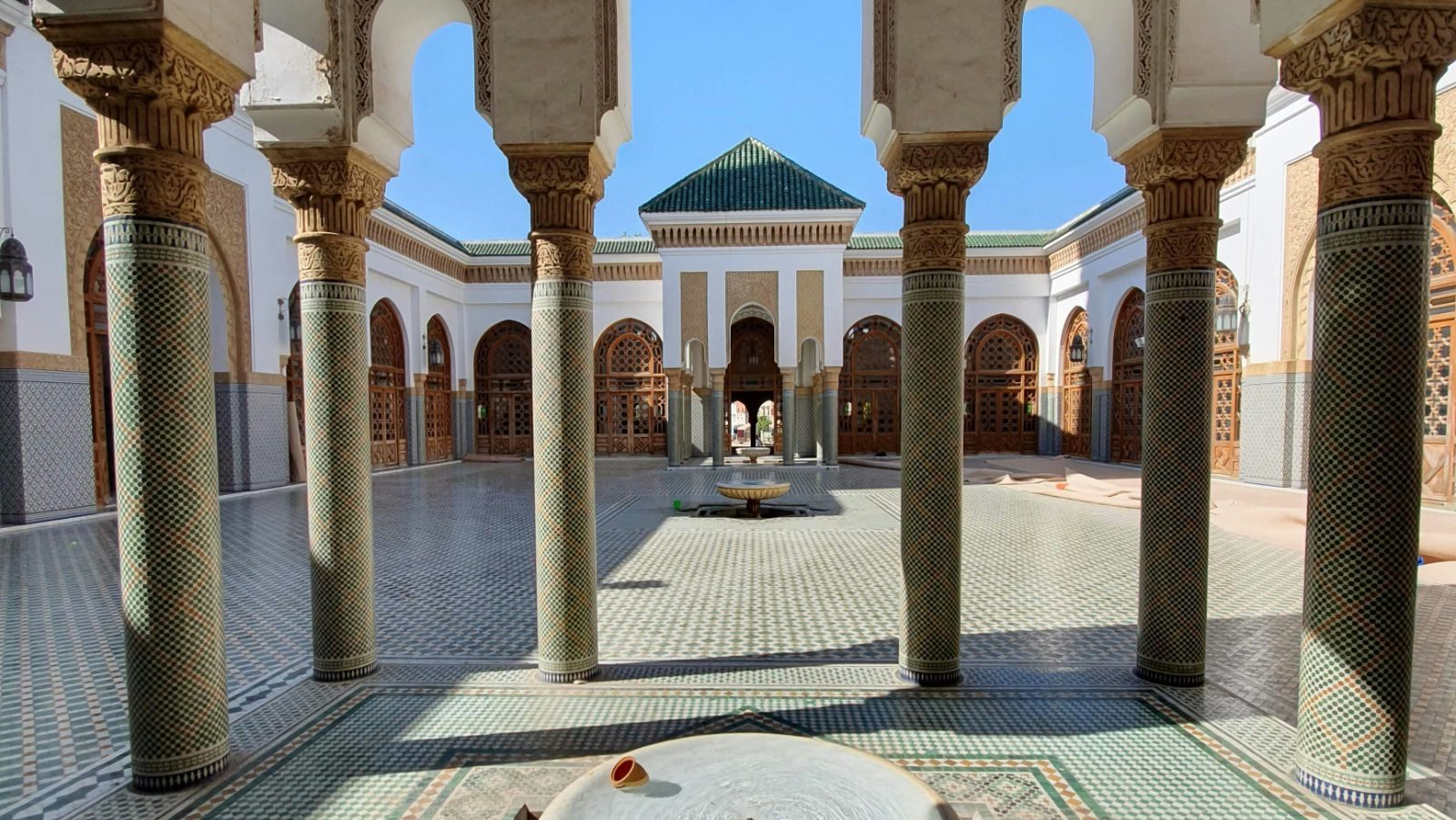 Rondreis Marokko, Meknes, Binnenplaats met fonteintje en pilaren