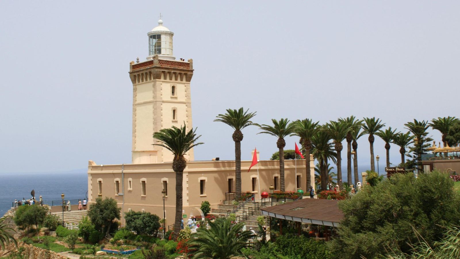 Rondreis Marokko, Tanger, toren en palmbomen