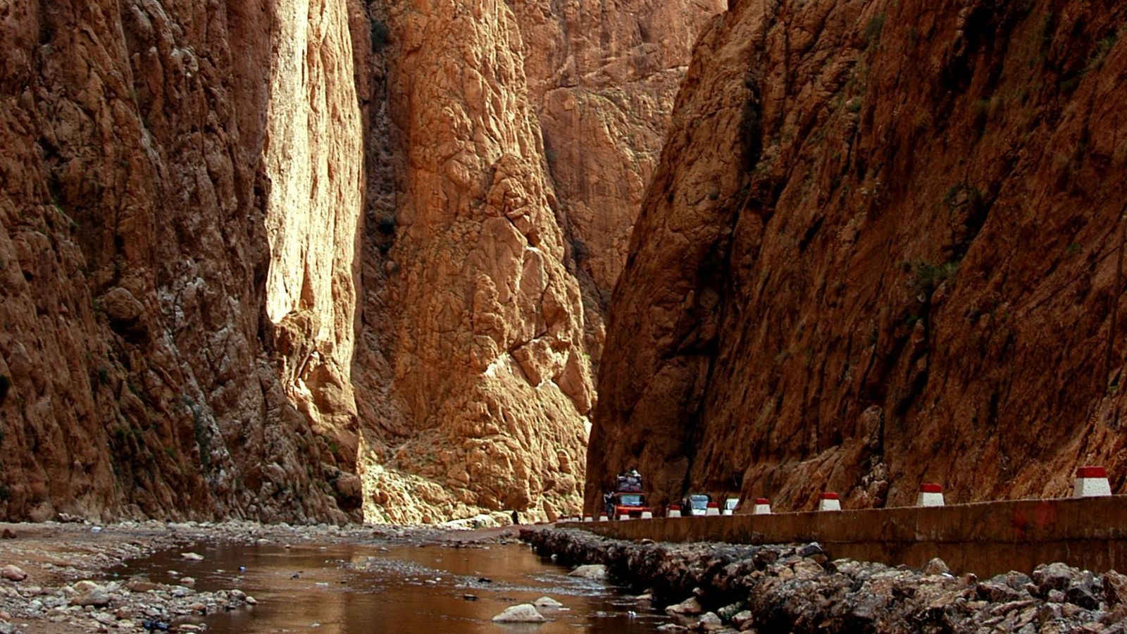 Rondreis Marokko, Todra Gorge, Beekje langs weg door klif