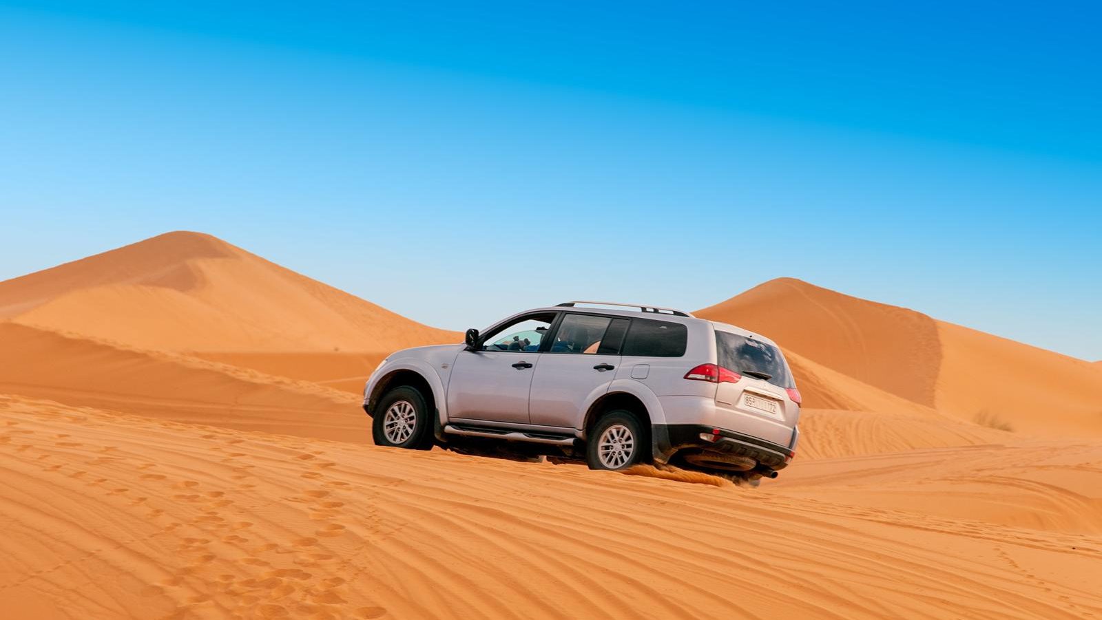 Rondreis Marokko, jeeptour woestijn, auto door zand