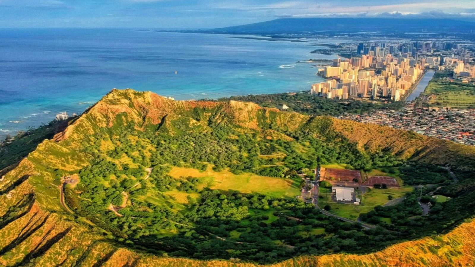 Rondreis Amerika, Big Island Hawaii, Groene krater met stad en zee