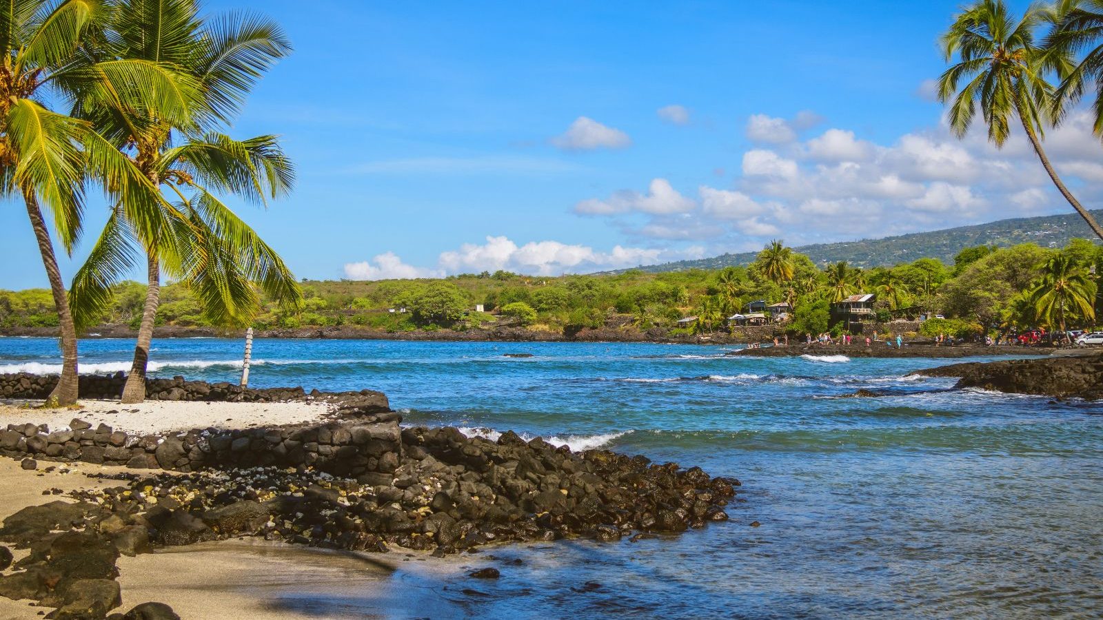 Rondreis Amerika, Big Island Hawaii, Strandje met groene omgeving