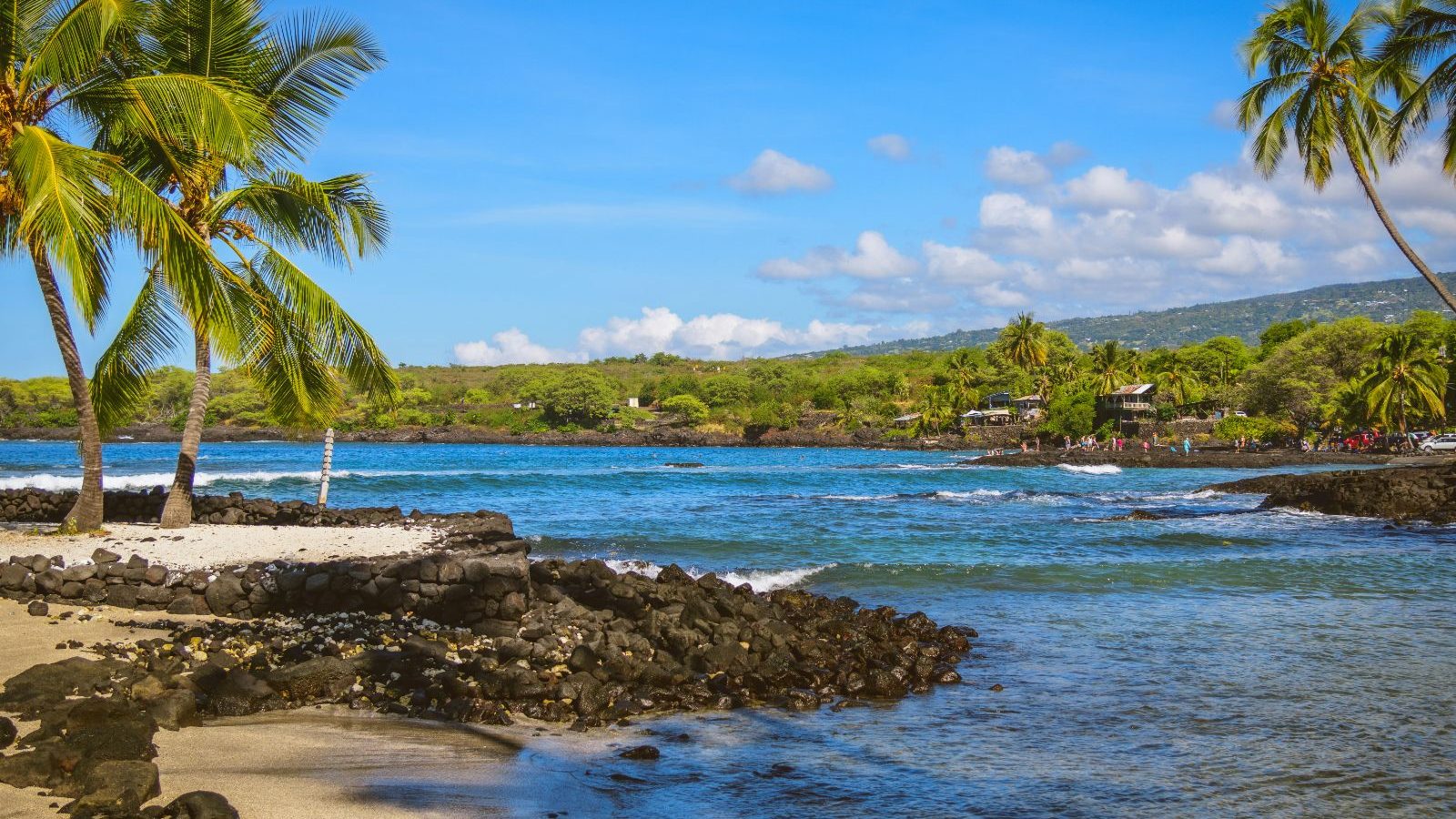 Rondreis Amerika, Big Island Hawaii, Strandje met groene omgeving