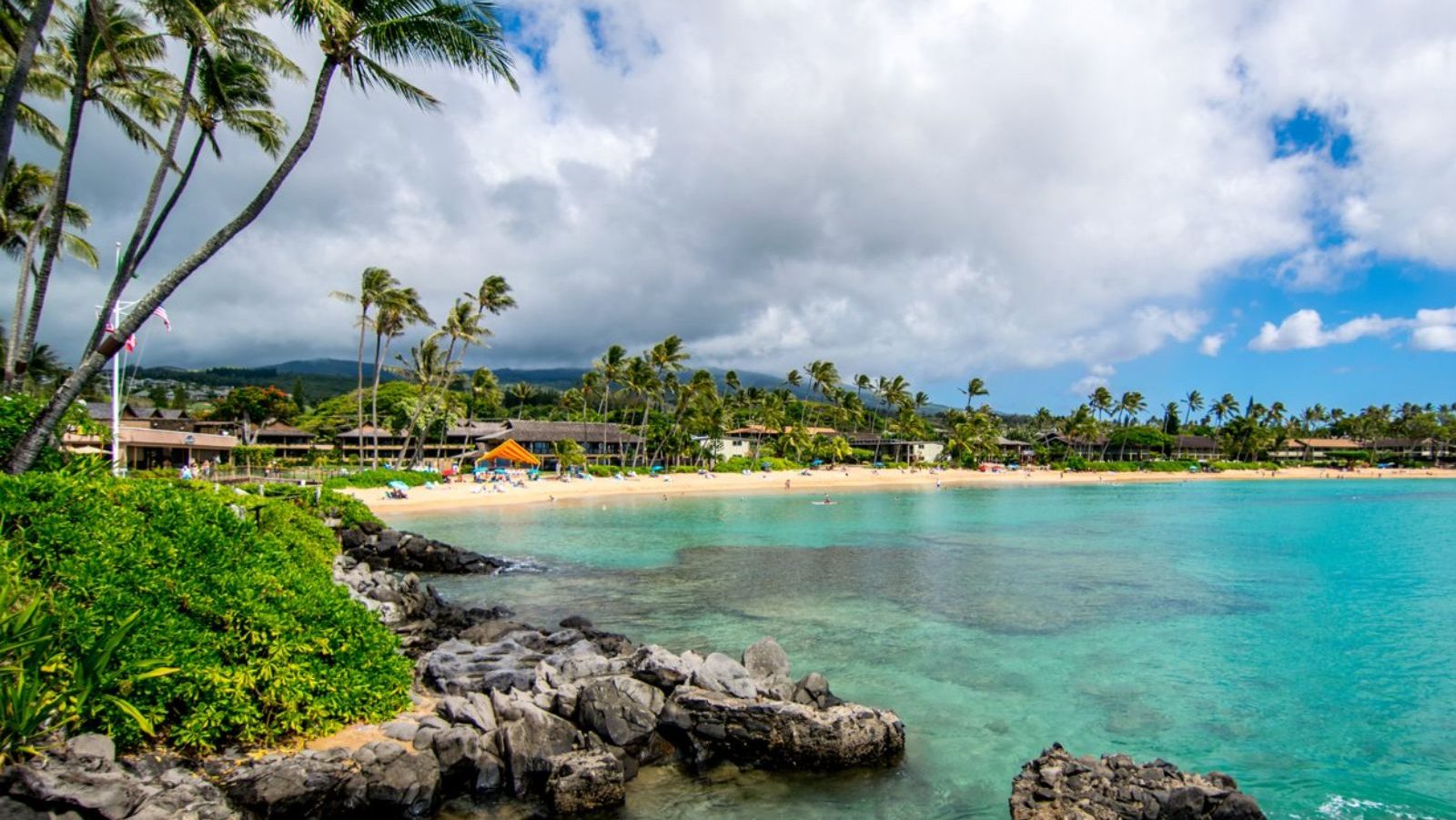 Rondreis Amerika, Maui, Napili Shores Maui by Outrigger, Strand met blauw water en palmbomen
