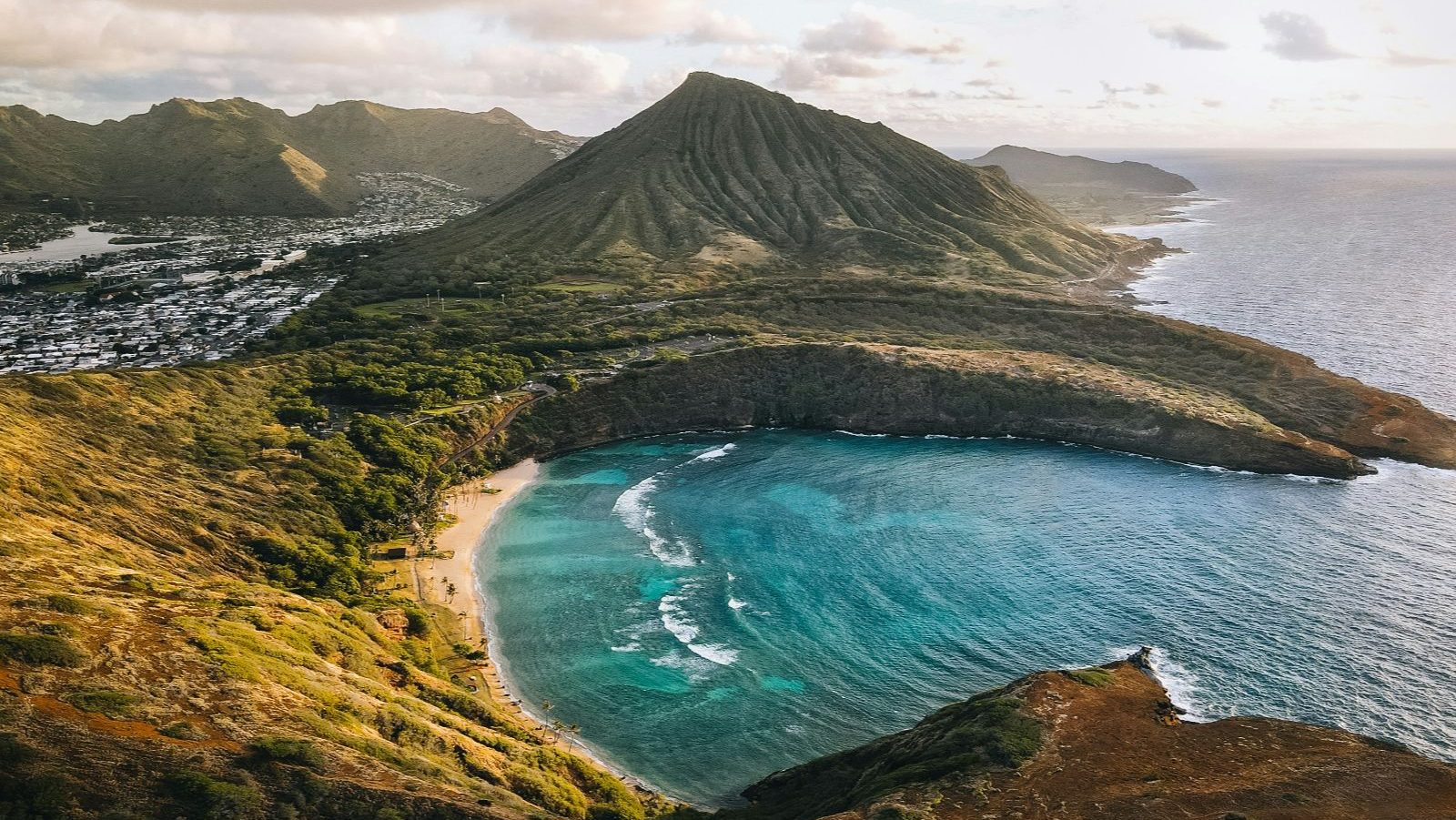 Rondreis Amerika, Oahu, Berg met baai van boven