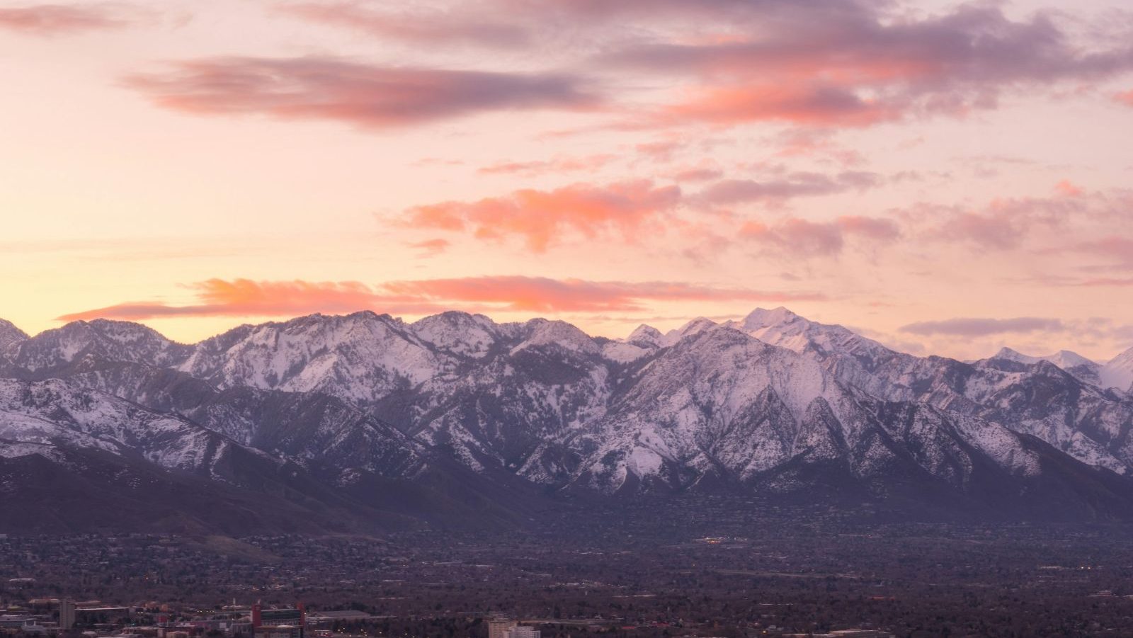 Rondreis Amerika, Salt Lake City, besneeuwde bergen met roze lucht