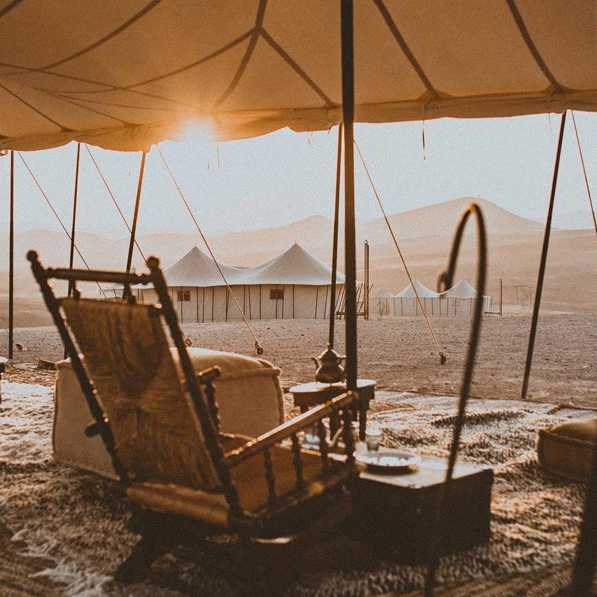 Rondreis-Marokko-Agafay-woestijn-glamping-Scarabeo-Camp-Stone-Desert-zitplaats