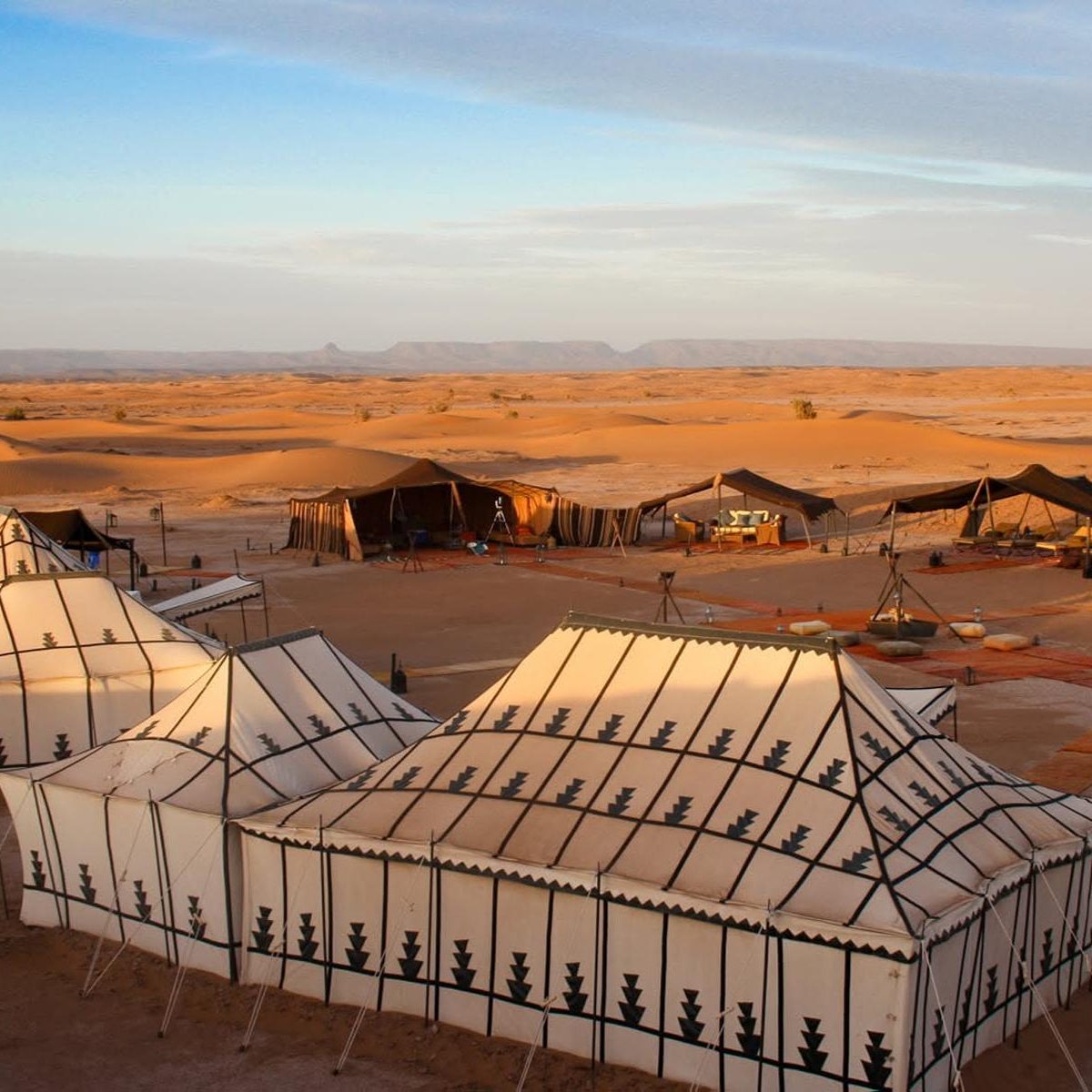 Rondreis-Marokko-Erg-Chegaga-Luxe-woestijnkamp-bovenaanzicht-tent