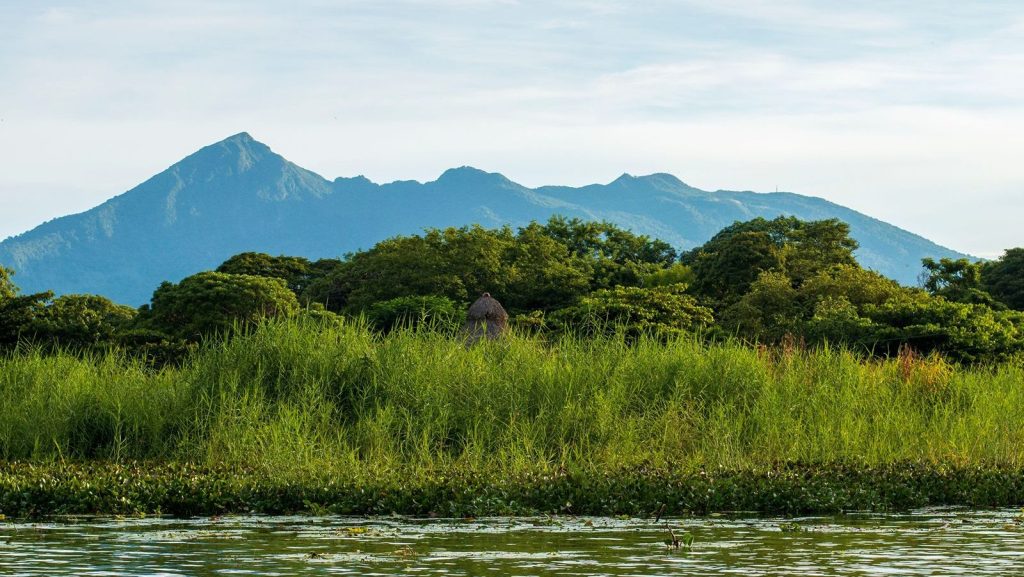 Rondreis Nicaragua, Granada, excursie varen Las Isletas, uitzicht op vulkaan