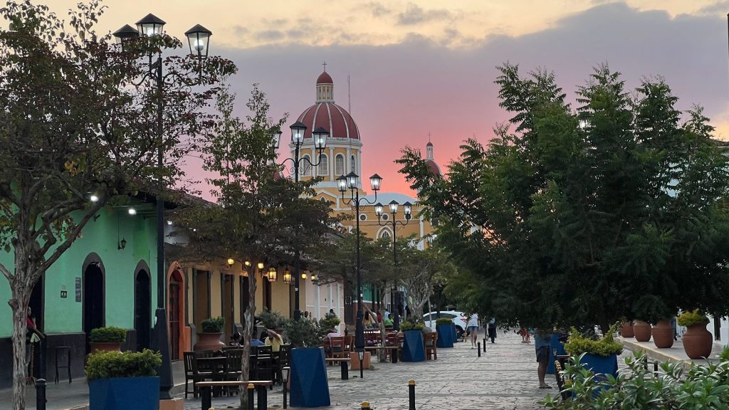 Rondreis Nicaragua, Granada, excursie wandeling door koloniaal Granada, Calle La Calzada