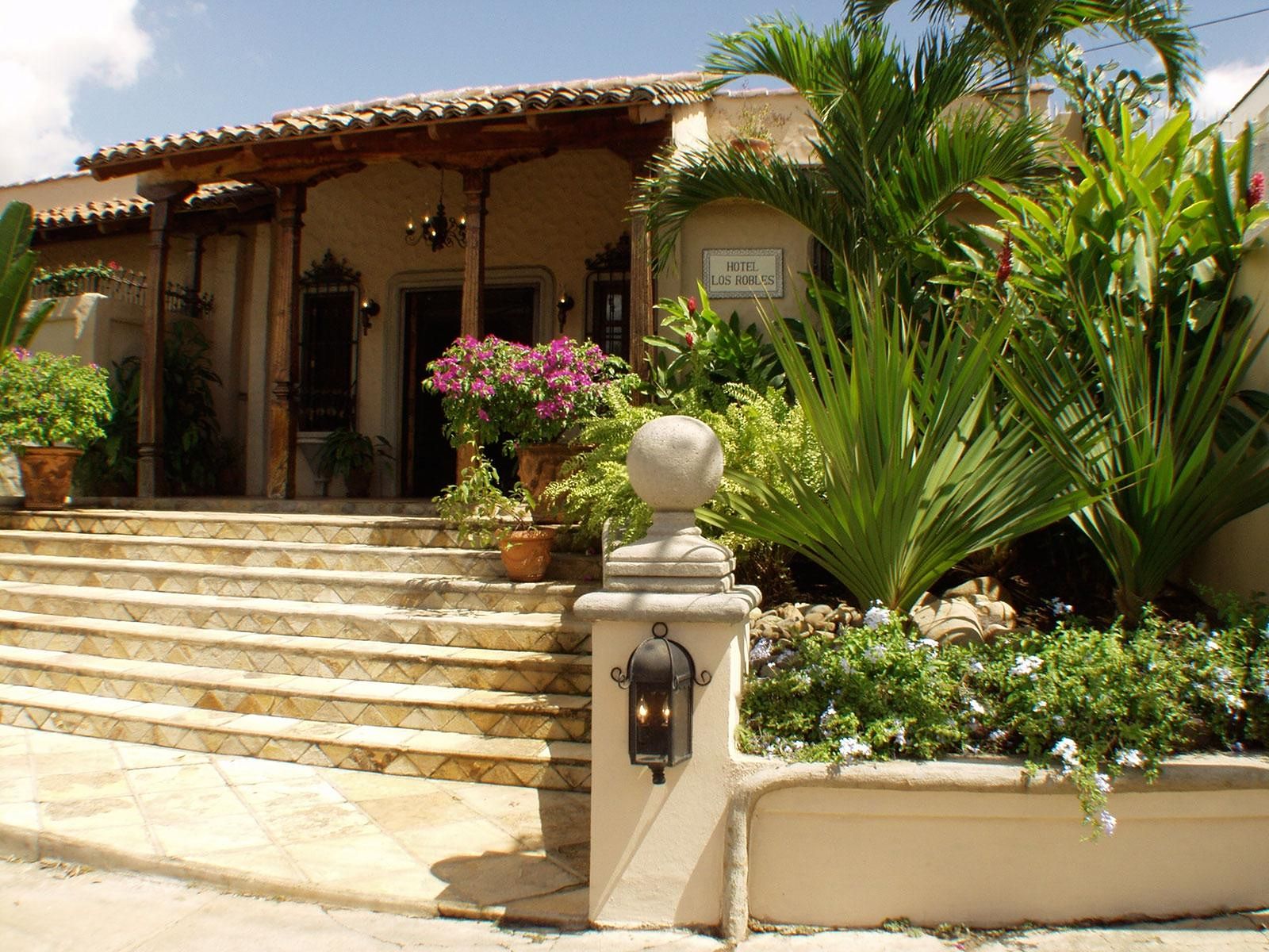 Rondreis Nicaragua, Managua, Hotel Los Robles, buitenaanzicht