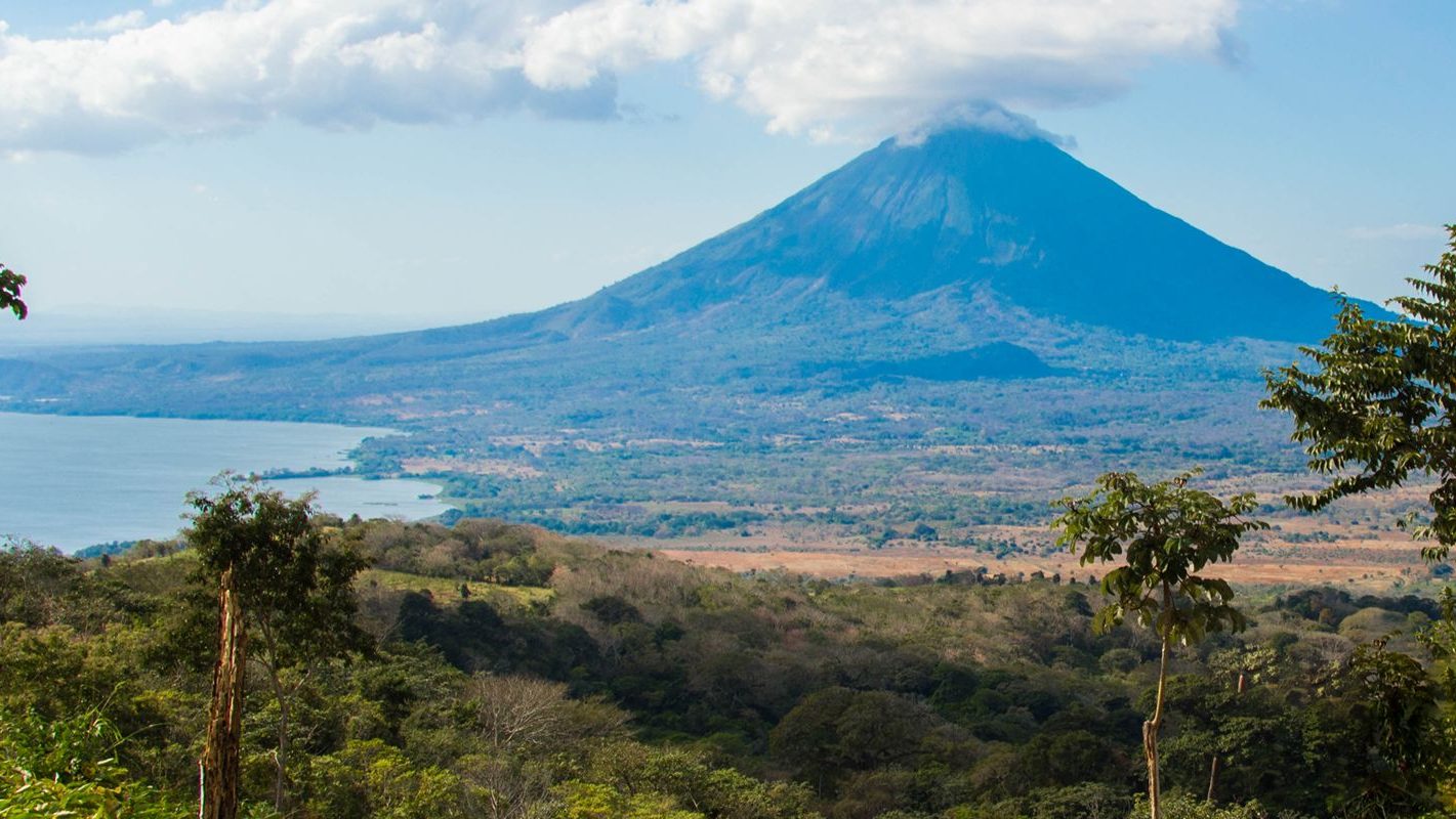 Rondreis Nicaragua, Ometepe Island, vulkaan met blauwe lucht
