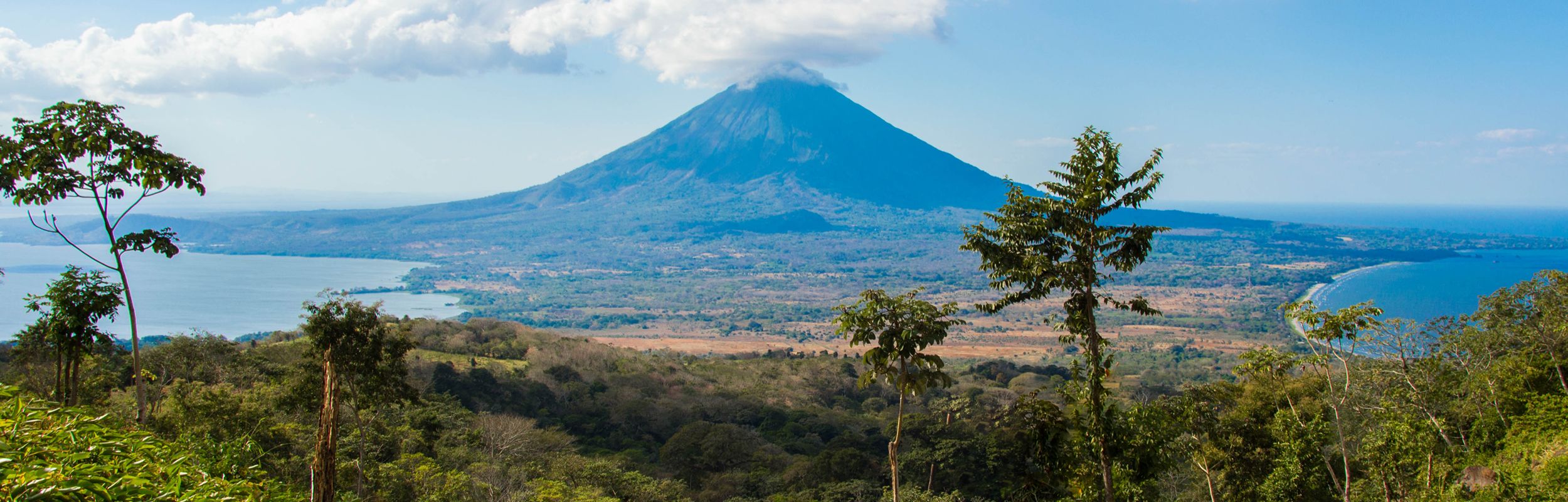 Rondreis Nicaragua, Ometepe Island, vulkaan met blauwe lucht