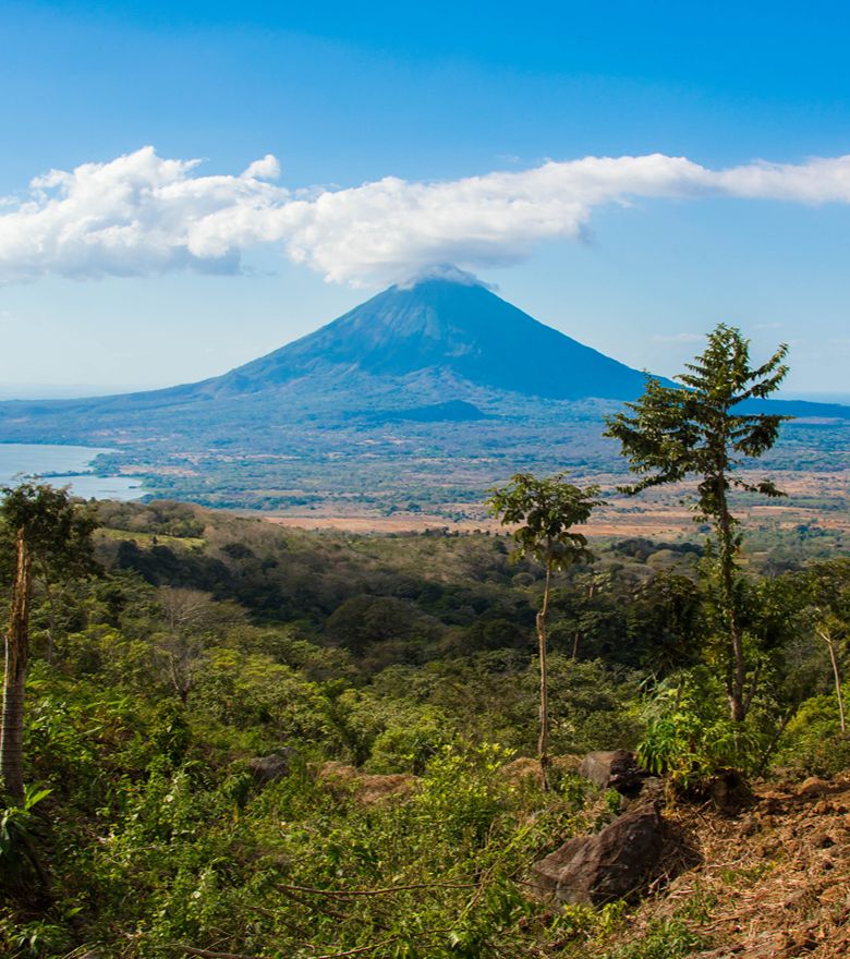 Rondreis Nicaragua, Ometepe Island, vulkaan met blauwe lucht