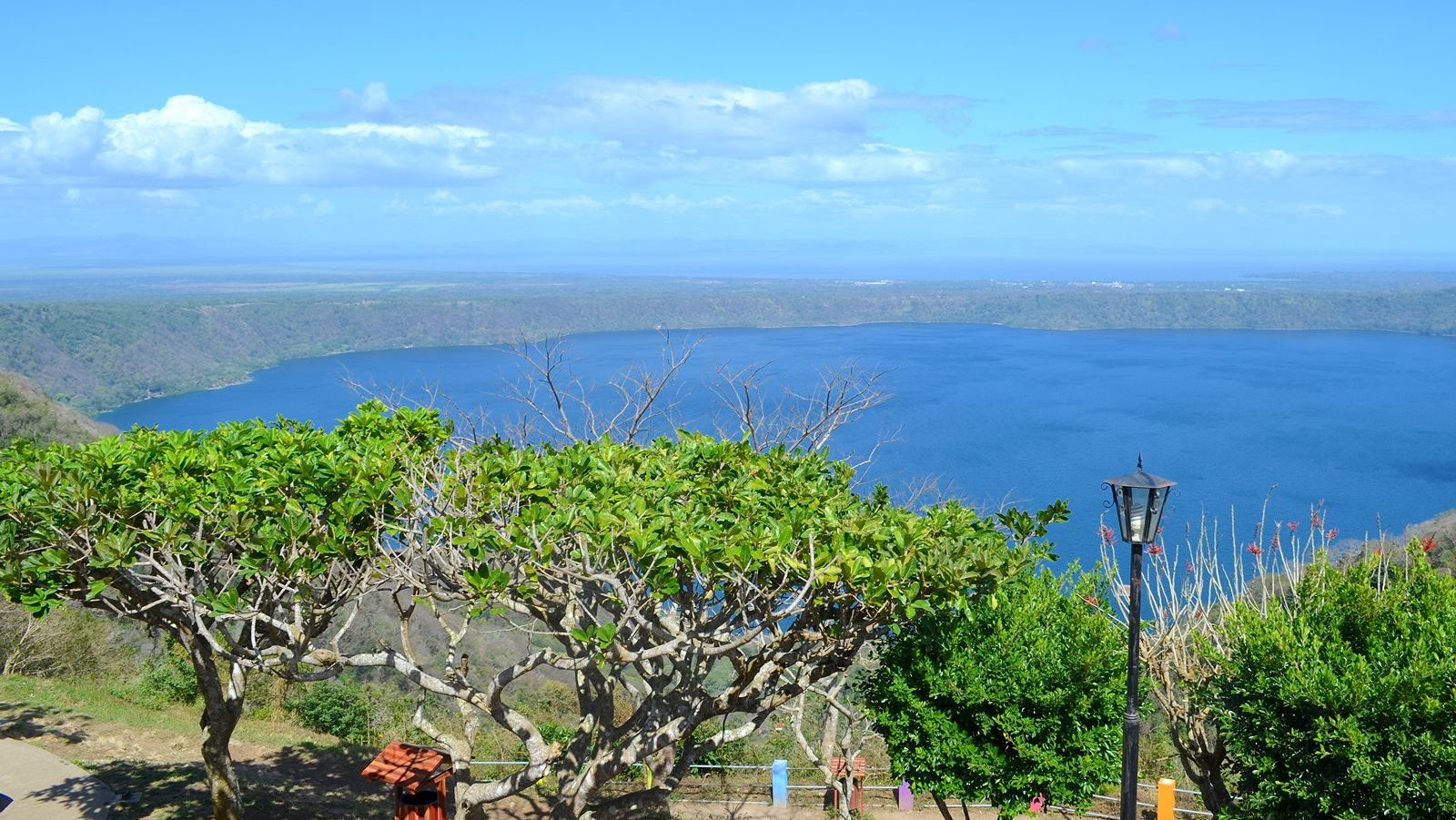 Rondreis Nicaraqua, Laguna de Apoyo, uitzicht meer naast wandelpaden